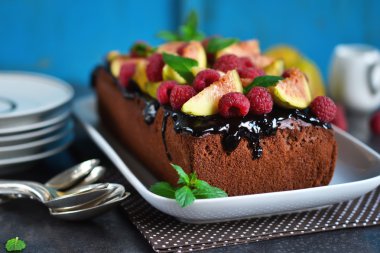 Çikolatalı kek ahududu, incir, şeftali ve çikolata ile. 