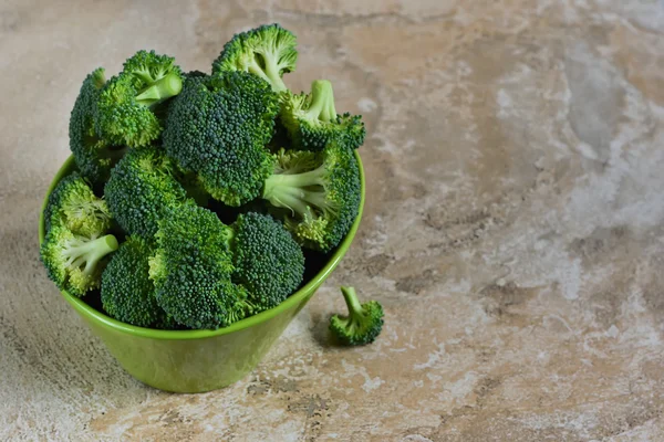 Fresh, organic raw broccoli on a concrete background. — Stock fotografie