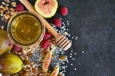 Sabah kahvaltı - granola, bal, meyve ve meyve. 