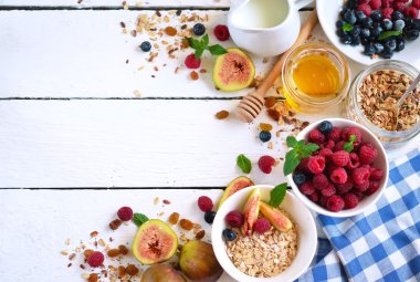 Günaydın - granola bal, meyveler ve meyve ile. 