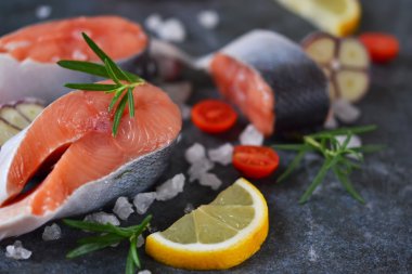 Limon ve tuz taze Çiğ somon biftek 