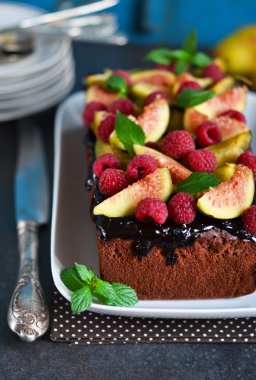 Çikolatalı kek ahududu, incir, şeftali ve çikolata ile.