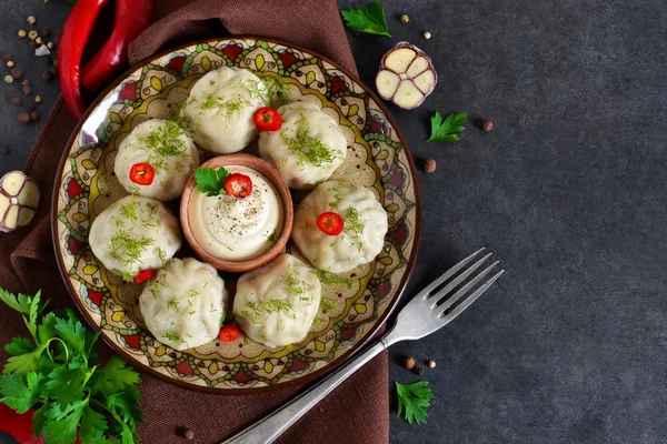 Khinkali con carne y especias con salsa de crema picante y ajo — Foto de Stock