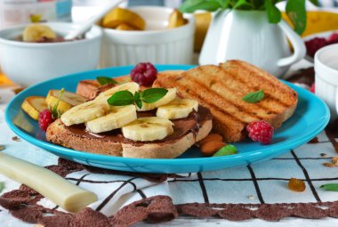 Günaydın - tost ceviz, çikolatalı hamur, muz ile 