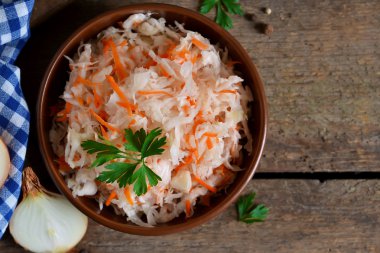 Havuç ve soğan ile marine edilmiş, ekşi lahana