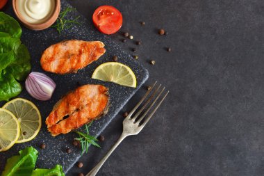 Biber ve limon üzerinde siyah bir adam ile Somon biftek ızgara