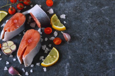 Limon ve tuz siyah mermer backg üzerinde taze Çiğ somon biftek