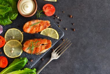 Biber ve limon üzerinde siyah bir adam ile Somon biftek ızgara