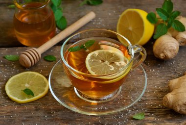 Siyah çay limon, nane ve ahşap zemin zencefil