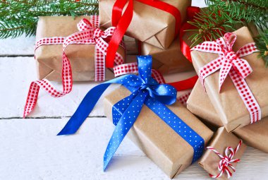 Mutlu yeni yıl - Noel hediye kutuları ile arka plan 