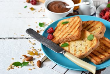 Günaydın - tost ceviz, çikolatalı hamur, muz ile 
