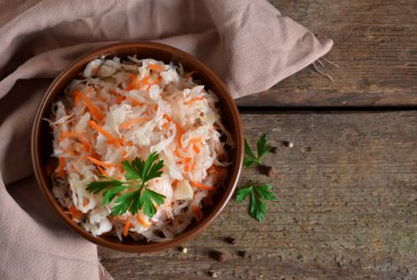 Havuç ve soğan ile marine edilmiş, ekşi lahana