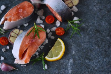 Limon ve tuz siyah mermer backg üzerinde taze Çiğ somon biftek