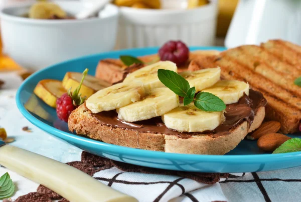 Selamat pagi - roti panggang dengan kenari, pasta coklat, pisang — Stok Foto