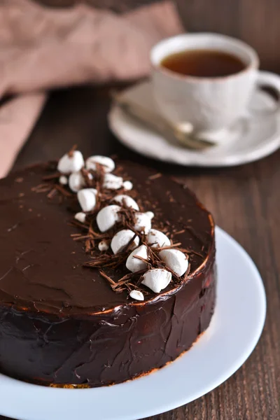 Домашний торт с ванильным муссом и шоколадом — стоковое фото