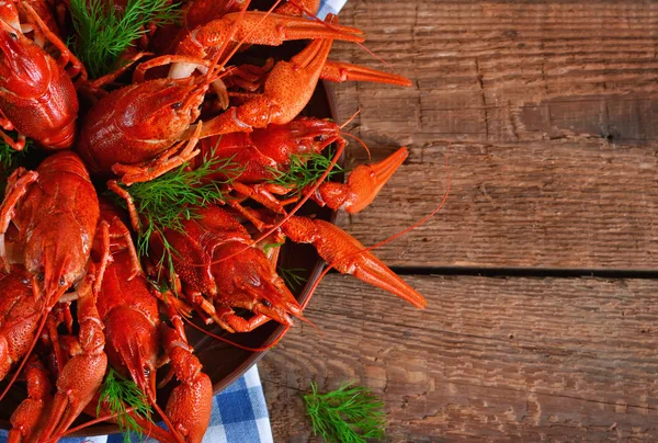 Fresh boiled crayfish with dill on a large plate on a wooden bac — Stock Photo, Image