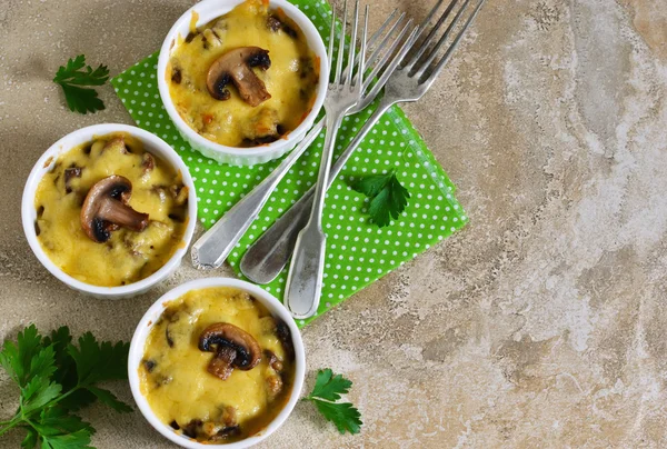 Gebackenes Huhn mit Champignons in Sahnesoße mit Käse — Stockfoto