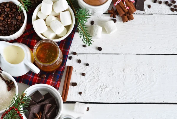 Ингредиенты для горячего шоколада на Новый год с запасом — стоковое фото
