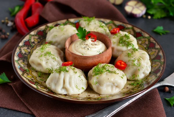 Khinkali con carne y especias con salsa de crema picante y ajo — Foto de Stock