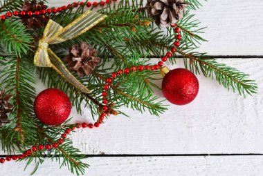 Noel arka plan - çam kozalakları ve topları ile