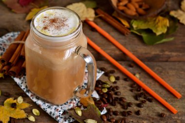 Kabak, tarçın ve badem ile sıcak latte 