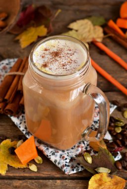Kabak, tarçın ve badem ile sıcak latte 