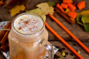 Kabak, tarçın ve badem ile sıcak latte 