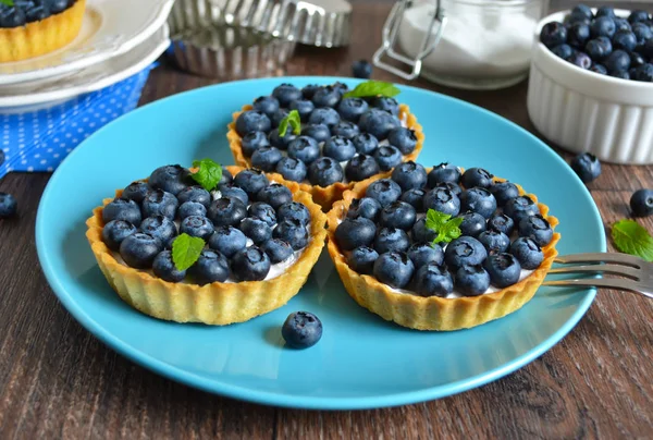 Tortine con meringa e fragole, tavola festiva — Foto Stock