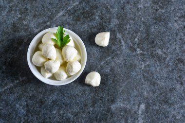Bir beton zemin üzerine bitkilerle Mini Mozzarella peyniri