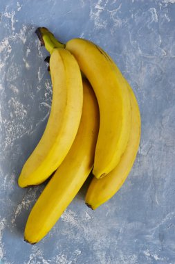 Bir salkım muzu gri beton zemin, üstten görünüm