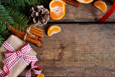 Köknar, baubles ve hediyeler Noel arka plan