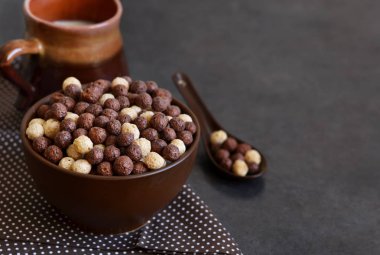 Sağlıklı kahvaltı. Sütlü çikolata Mısır gevreği.