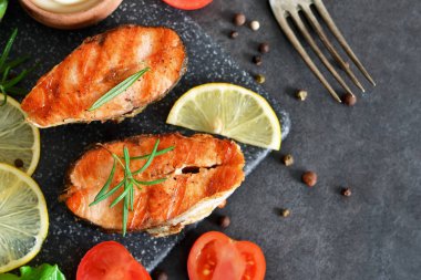 Somon biftek ızgara biber ve limon ile 