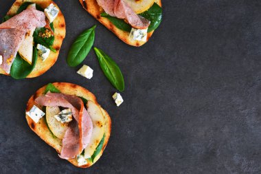 Sos, jambon, armut ve mavi peynirli tost 