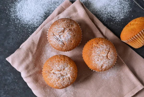 Domácí vanilkový muffin s moučkovým cukrem — Stock fotografie