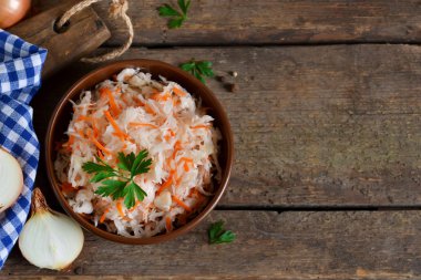 Havuç ve soğan ile marine edilmiş, ekşi lahana