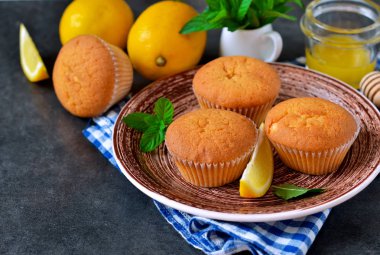 Bal ve nane ile ev yapımı, limon kek 