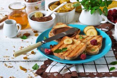 Günaydın - tost ceviz, çikolatalı hamur, muz ile.