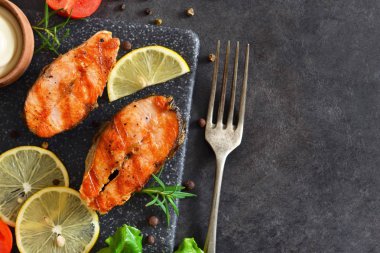 Somon biftek ızgara biber ve limon ile.