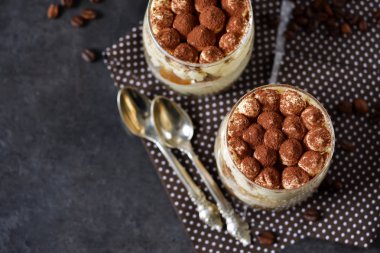 Siyah arka plan üzerine bir cam kavanoza klasik tiramisu