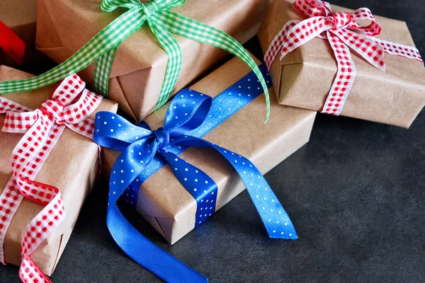 Šťastný nový rok - vánoční dárky v krabičkách s pásky. — Stock fotografie