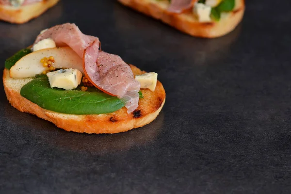 Toast mit Sauce, Schinken, Birne und Blauschimmelkäse — Stockfoto