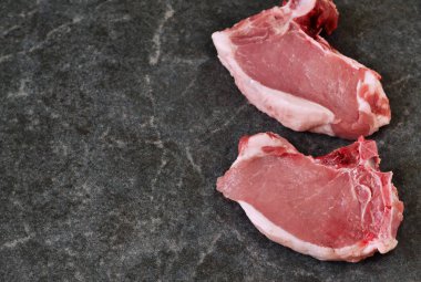 Taze, çiğ dana biftek bir beton zemin üzerine