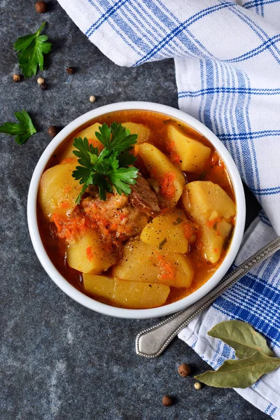 Tocană de casă cu carne și legume pe un fundal negru — Fotografie, imagine de stoc