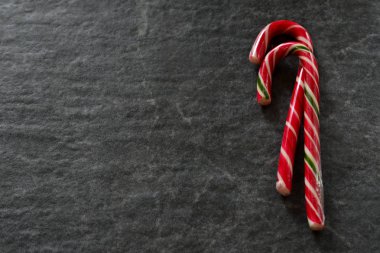 Candy Cane siyah mermer zemin. Noel arka plan.
