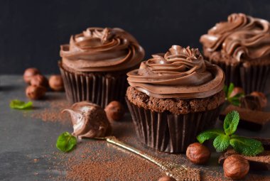 Fıstık ile çikolata cupcakes eski grunge arka plan yapıştırın
