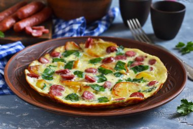 Omlet ıspanak, peynir ve Bavyera sosis.
