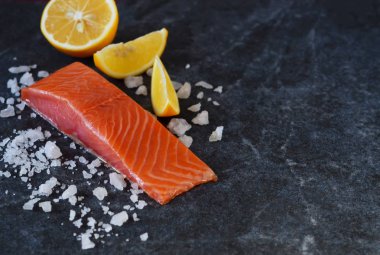 Tuzlu, marine edilmiş somon tuz ve limon ile.