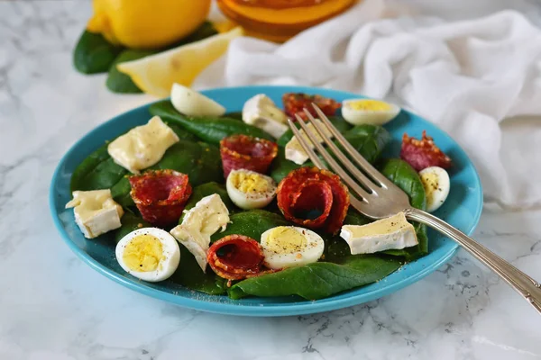 Ensalada con espinacas, queso brie y huevos de codorniz . — Foto de Stock
