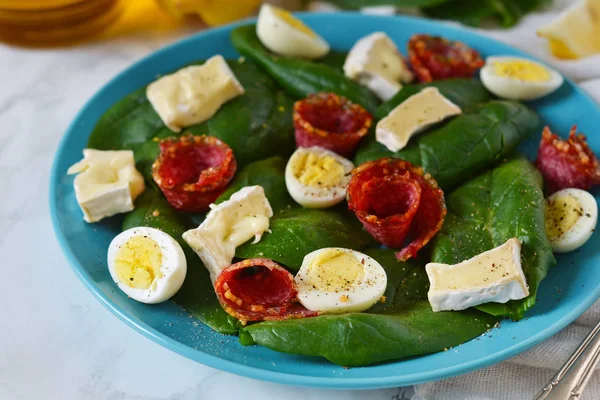 Салат со шпинатом, сыром бри и перепелиными яйцами . — стоковое фото